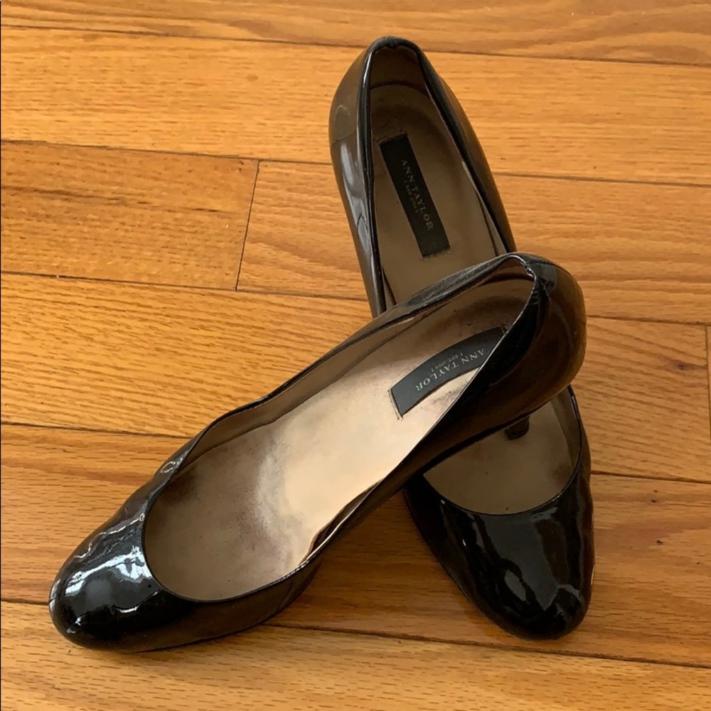 Ann Taylor black patent pumps